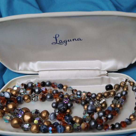 Vintage Laguna Necklace and Earrings - Picture 6 of 6